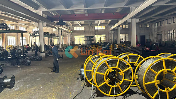 A Ningbo Lingkai Electric Power Equipment Co., Ltd. kiváló minőségű acélkötelet szállít Malajziába húrozáshoz és húzáshoz