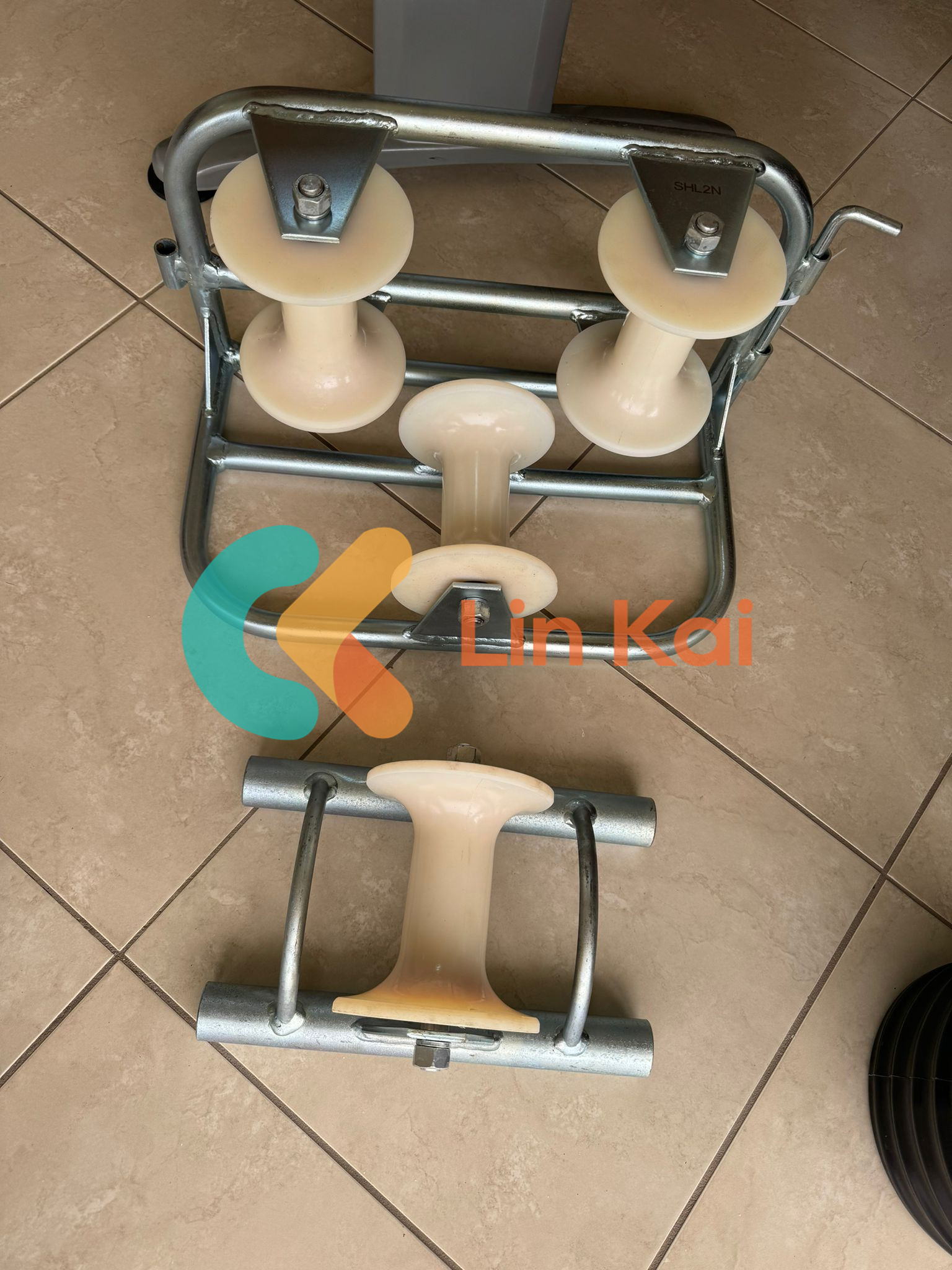 Mi a fő funkciója a kábel földelő görgőjének?